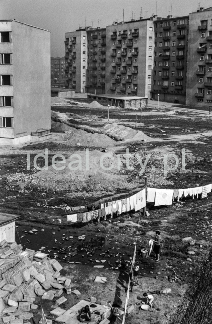 Nieuporządkowane podwórko pomiędzy blokami mieszkalnymi na osiedlu Centrum D (D-31), lata 60.


fot. Henryk Makarewicz/idealcity.pl


