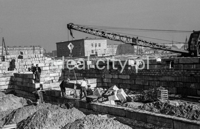 Budowa Osiedla Uroczego, w tle po lewej Osiedle Górali, po prawej Osiedle Zielone, lata 50. XXw.

fot. Wiktor Pental/idealcity.pl

