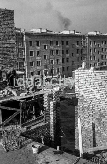 Constructing the Zgody Estate. 1950s.

Budowa Osiedla Zgody, lata 50. XXw.

Photo by Wiktor Pental/idealcity.pl


