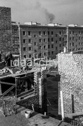 Budowa Osiedla Zgody, lata 50. XXw.

fot. Wiktor Pental/idealcity.pl

