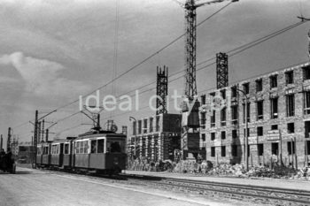 Residential buildings under construction on the B-31 (Centrum B) Estate, section by Plac Cenralny. In the foreground: tram no. X on its way to the Lenin Steelworks Combine. 1950s.

Budowa domów mieszkalnych na nowohuckim osiedlu B-31 (Centrum B), odcinek przy Placu Centralnym, na pierwszym planie tramwaj linii nr. na trasie do kombinatu HiL. Lata 50. XX w.

fot. Wiktor Pental/idealcity.pl

