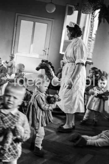 A kindergarten on the Wandy Estate. 1950s.

Przedszkole na Osiedlu Wandy. Lata 50. XX w.

Photo by Henryk Makarewicz/idealcity.pl


