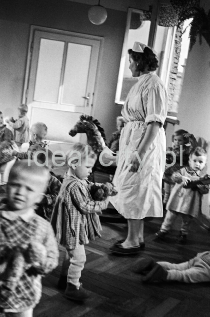 A kindergarten on the Wandy Estate. 1950s.

Przedszkole na Osiedlu Wandy. Lata 50. XX w.

Photo by Henryk Makarewicz/idealcity.pl


