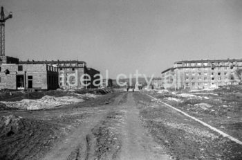 Aleja Róż (Rose Alley), Górali Estate (left), Zielone Estate (right). On the left: beginning construction works on what is to become the Urocze Estate, on the right: early stages in the construction of the Słoneczne Estate. 1950s.

Aleja Róż, po lewej Osiedle Górali, po prawej Osiedle Zielone. Po lewej początki budowy Osiedla Uroczego, po prawej początki budowy Osiedla Słonecznego. Lata 50. XX w.

Photo by Wiktor Pental/idealcity.pl

