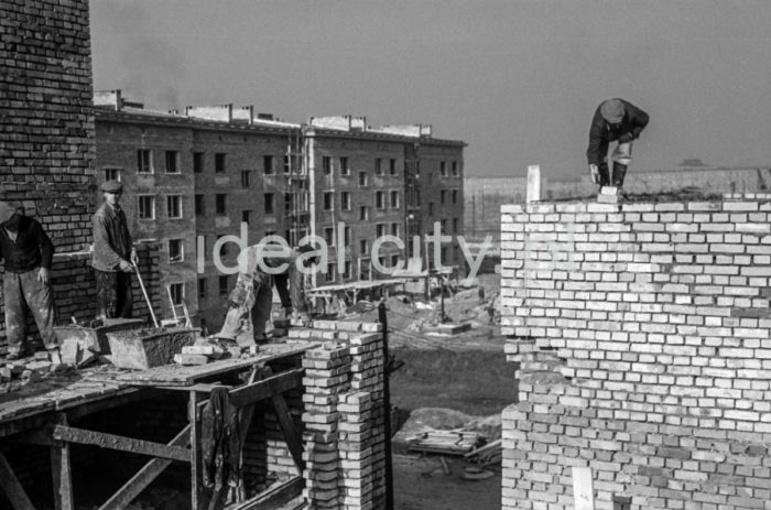 Construction of the Zgody Estate. 1950s.

Budowa Osiedla Zgody, lata 50. XX w.

Photo by Wiktor Pental/idealcity.pl

