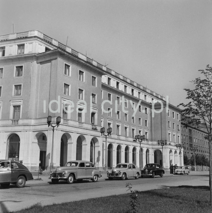 Plac Centralny, postój taksówek przy osiedlu C-31 (Centrum C), w tle widoczna witryna nieistniejącej nowohuckiej księgarni „Skarbnica” (otwartej w 1956 roku), II połowa lat 50.

 fot. Wiktor Pental/idealcity.pl