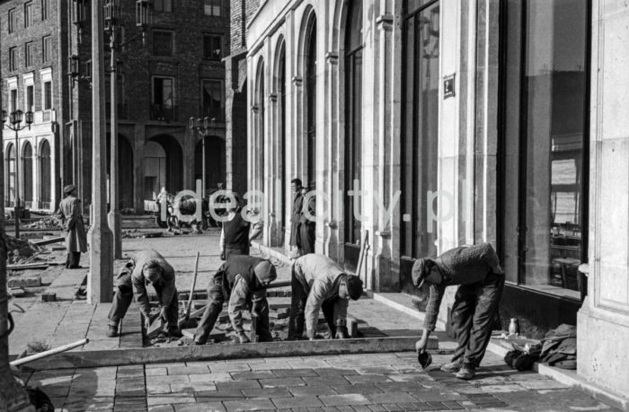Plac Centralny under construction. 1950s.

Plac Centralny w trakcie realizacji. Lata 50. XX w.

Photo by Henryk Makarewicz/idealcity.pl



