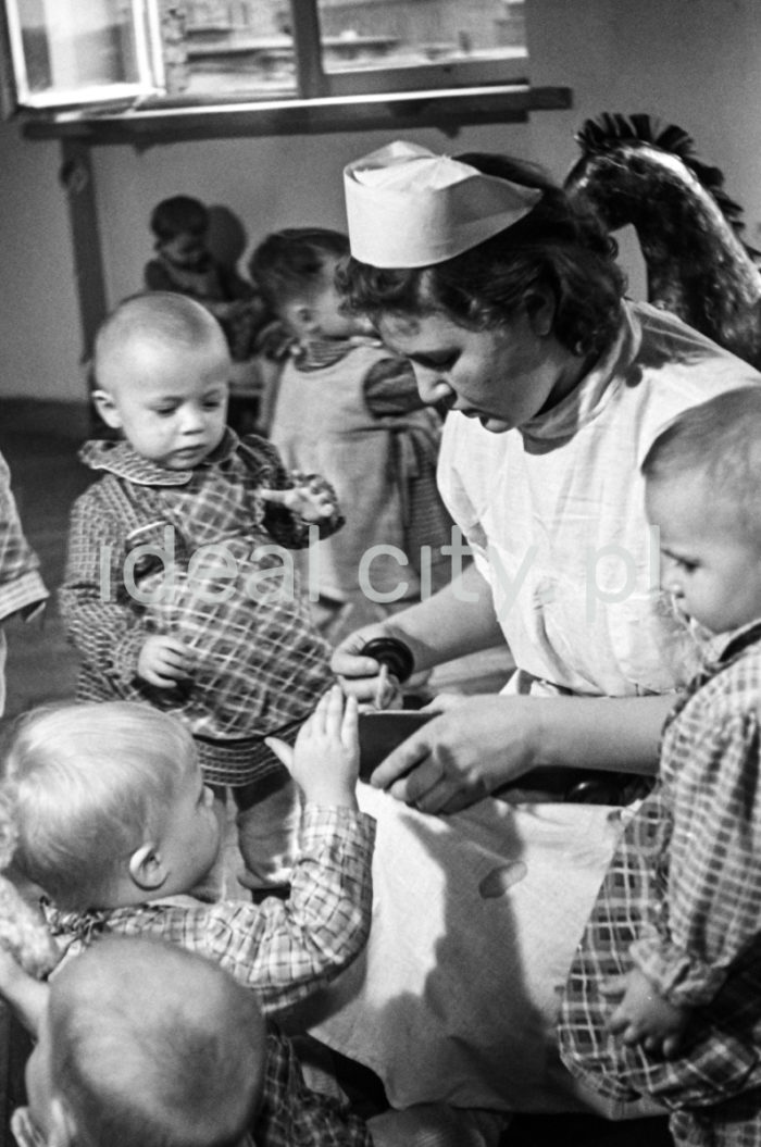 A kindergarten on the Wandy Estate. 1950s.

Przedszkole na Osiedlu Wandy. Lata 50. XX w.

Photo by Henryk Makarewicz/idealcity.pl


