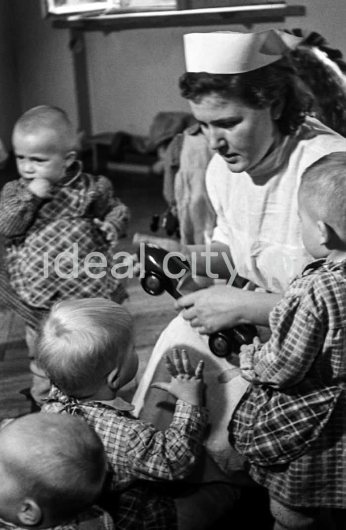 A kindergarten on the Wandy Estate. 1950s.

Przedszkole na Osiedlu Wandy. Lata 50. XX w.

Photo by Henryk Makarewicz/idealcity.pl


