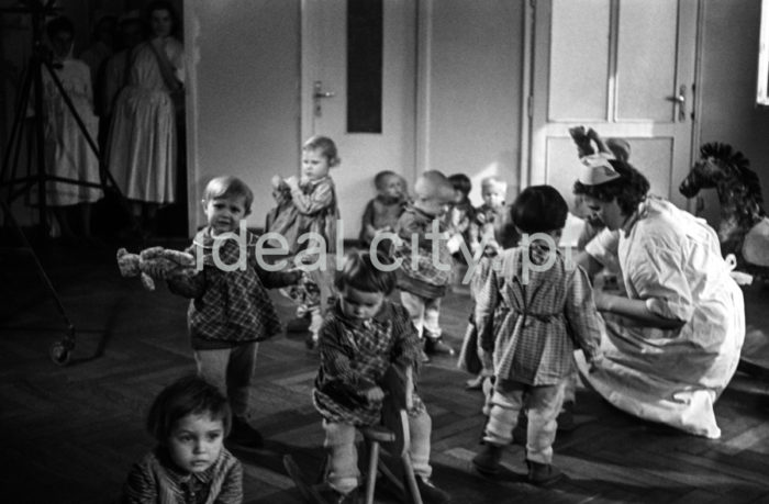 A kindergarten on the Wandy Estate. 1950s.

Przedszkole na Osiedlu Wandy. Lata 50. XX w.

Photo by Henryk Makarewicz/idealcity.pl

