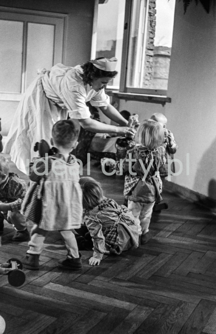 A kindergarten on the Wandy Estate. 1950s.

Przedszkole na Osiedlu Wandy. Lata 50. XX w.

Photo by Henryk Makarewicz/idealcity.pl


