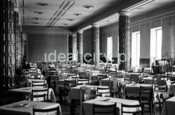 Wnętrze restauracji Gigant przy Placu Pocztowym, na osiedlu A-1 Północ (Willowe nr 28). 4 lipca 1951 roku otwarto Nowej Hucie pierwszy Dom Handlu wraz z zespołem lokali gastronomicznych Gigant. Wnętrze restauracji oraz meble, według szkiców Mariana Sigmunda, zaprojektował Marian Steczowicz. Największe wrażenie robiła monumentalna sala z kolumnami ozdobionymi ceramicznymi płytkami oraz efektowna sztukateria sufitu i ścian. Było to obszerne pomieszczenie, z dwoma rzędami szerokich kolumn połączonych z sufitem poziomą belką, które dzieliły go na trzy strefy. Po 1956 roku restauracja działała pod nazwą Lotos. Lata 50.

fot. Henryk Makarewicz/idealcity.pl

