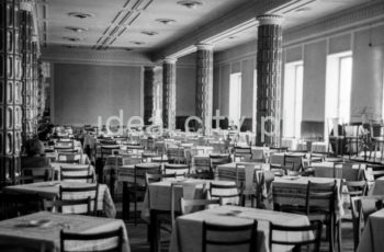 Wnętrze restauracji Gigant przy Placu Pocztowym, na osiedlu A-1 Północ (Willowe nr 28). 4 lipca 1951 roku otwarto Nowej Hucie pierwszy Dom Handlu wraz z zespołem lokali gastronomicznych Gigant. Wnętrze restauracji oraz meble, według szkiców Mariana Sigmunda, zaprojektował Marian Steczowicz. Największe wrażenie robiła monumentalna sala z kolumnami ozdobionymi ceramicznymi płytkami oraz efektowna sztukateria sufitu i ścian. Było to obszerne pomieszczenie, z dwoma rzędami szerokich kolumn połączonych z sufitem poziomą belką, które dzieliły go na trzy strefy. Po 1956 roku restauracja działała pod nazwą Lotos. Lata 50.

fot. Henryk Makarewicz/idealcity.pl

