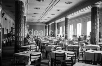 Wnętrze restauracji Gigant przy Placu Pocztowym, na osiedlu A-1 Północ (Willowe nr 28). 4 lipca 1951 roku otwarto Nowej Hucie pierwszy Dom Handlu wraz z zespołem lokali gastronomicznych Gigant. Wnętrze restauracji oraz meble, według szkiców Mariana Sigmunda, zaprojektował Marian Steczowicz. Największe wrażenie robiła monumentalna sala z kolumnami ozdobionymi ceramicznymi płytkami oraz efektowna sztukateria sufitu i ścian. Było to obszerne pomieszczenie, z dwoma rzędami szerokich kolumn połączonych z sufitem poziomą belką, które dzieliły go na trzy strefy. Po 1956 roku restauracja działała pod nazwą Lotos. Lata 50.

fot. Henryk Makarewicz/idealcity.pl

