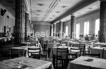 Wnętrze restauracji Gigant przy Placu Pocztowym, na osiedlu A-1 Północ (Willowe nr 28). 4 lipca 1951 roku otwarto Nowej Hucie pierwszy Dom Handlu wraz z zespołem lokali gastronomicznych Gigant. Wnętrze restauracji oraz meble, według szkiców Mariana Sigmunda, zaprojektował Marian Steczowicz. Największe wrażenie robiła monumentalna sala z kolumnami ozdobionymi ceramicznymi płytkami oraz efektowna sztukateria sufitu i ścian. Było to obszerne pomieszczenie, z dwoma rzędami szerokich kolumn połączonych z sufitem poziomą belką, które dzieliły go na trzy strefy. Po 1956 roku restauracja działała pod nazwą Lotos. Lata 50.

fot. Henryk Makarewicz/idealcity.pl
