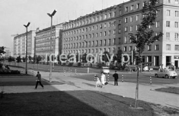 Skrzyżowanie alei Róż i alei Przyjaźni Polsko-Radzieckiej (obecnie aleja Przyjaźni) w kierunku domów mieszkalnych z lokalami handlowo-usługowymi na osiedlu Centrum B (B-31), z tyłu, po lewej stronie, budynek mieszkalny na osiedlu Hutniczym (A-33), lata 60.

fot. Henryk Makarewicz/idealcity.pl

