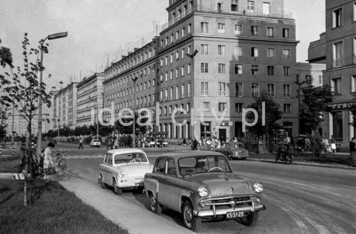 The intersection of Aleja Róż and Aleja Przyjaźni Polsko-Radzieckiej (now Aleja Przyjaźni), view towards residential buildings with shops on the Centrum B (B-31) Estate; in the background, left: a residential block in the Hutnicze (A-33) Estate. 1960s.

Skrzyżowanie alei Róż i alei Przyjaźni Polsko-Radzieckiej (obecnie aleja Przyjaźni) w kierunku domów mieszkalnych z lokalami handlowo-usługowymi na osiedlu Centrum B (B-31), z tyłu, po lewej stronie, budynek mieszkalny na osiedlu Hutniczym (A-33), lata 60.

Photo by Henryk Makarewicz/idealcity.pl

