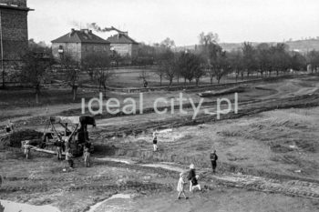 Budowa Osiedla Wandy. Lata 50. XXw.

fot. Henryk Makarewicz/idealcity.pl


