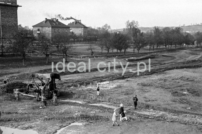 Construction of the Wandy Estate. 1950s.

Budowa Osiedla Wandy. Lata 50. XX w.

Photo by Henryk Makarewicz/idealcity.pl



