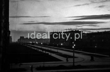 Poranek w Alei Róż w kierunku Osiedla Centrum C. Widok od strony Osiedla Słonecznego, po prawej zabudowa Osiedla Uroczego. Lata 50. XXw., Nowa Huta, Kraków.

fot. Henryk Makarewicz/idealcity.pl


