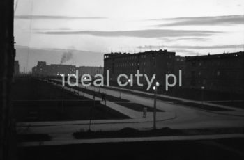 Poranek w Alei Róż w kierunku Osiedla Centrum C. Widok od strony Osiedla Zielonego, po prawej zabudowa Osiedla Uroczego. Lata 50. XXw., Nowa Huta, Kraków.

fot. Henryk Makarewicz/idealcity.pl


