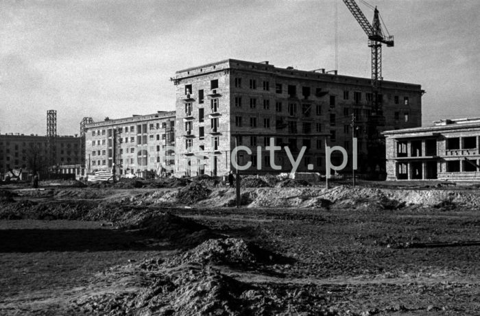 Building the Hutnicze Estate. 1950s.

Budowa Osiedla Hutniczego, lata 50. XX w.

Photo by Henryk Makarewicz/idealcity.pl
