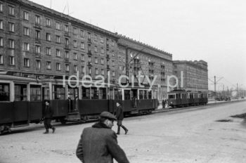 Aleja Lenina (obecnie aleja Solidarności), widok na budynki mieszkalne, na osiedlu B-1 (Szkolnym) na skrzyżowaniu z ulicą Andrzeja Struga,l.50.XX w.

fot. Henryk Makarewicz/idealcity.pl

