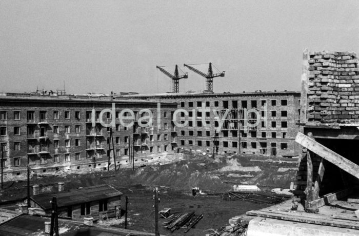 Building the Urocze Estate. 1960s.

Budowa Osiedla Uroczego, lata 60. XX w.

Photo by Henryk Makarewicz/idealcity.pl

