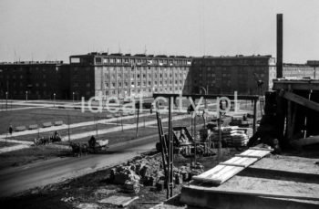 Widok od strony budowy Osiedla Uroczego w kierunku Osiedla Zielonego. Druga połowa lat 50. XXw.

fot. Henryk Makarewicz/idealcity.pl

