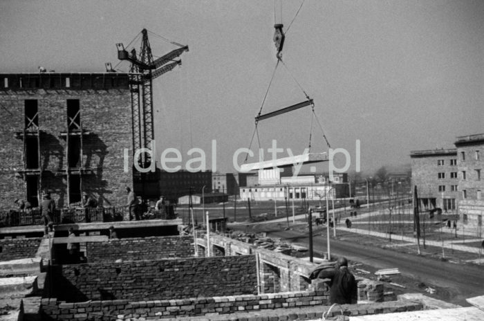 Construction of a residential building, view from the C-33 (Urocze) Estate at the intersection of Stefana Żeromskiego and Włodzimierza Majakowskiego Streets; on the right: buildings on the C-2 Południe (Górali) Estate, in the background: Teatr Ludowy and residential buildings on the C-1 (Teatralne) Estate. 1950s.

Budowa domu, widok od strony osiedla C-33 (Urocze) na skrzyżowanie ulic Stefana Żeromskiego i Włodzimierza Majakowskiego, po prawej stronie fragmenty zabudowy na osiedlu C-2 Południe (Górali), w głębi na budynek Teatru Ludowego i budynki mieszkalne na osiedlu C-1 (Teatralne), lata 50.

Photo by Henryk Makarewicz/idealcity.pl

