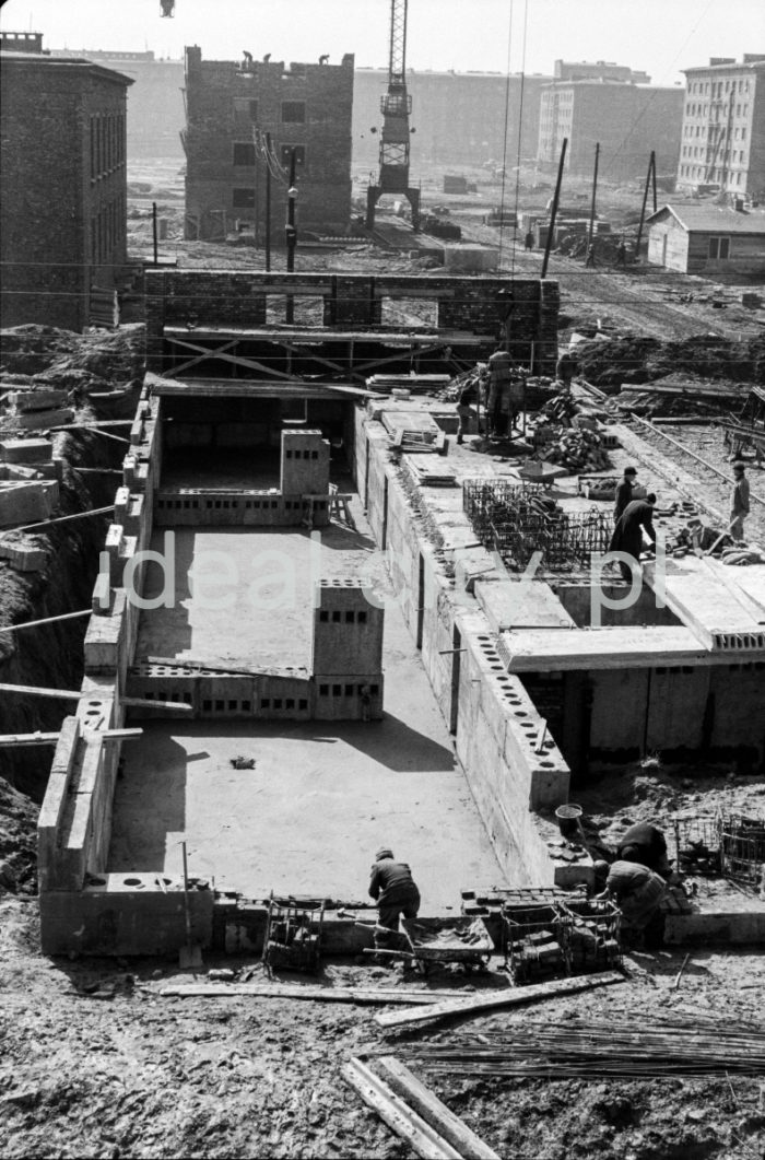 Construction of the Urocze Estate, with the Zgody Estate behind; in the background: Centrum C Estate. 1950s.

Budowa Osiedla Uroczego, na drugim planie Osiedle Zgody, w głębi Osiedle Centrum C. Lata 50. XX w.

Photo by Wiktor Pental/idealcity.pl

