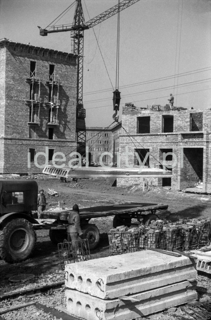 Construction of the Urocze Estate, in the background: Górali Estate. 1950s.

Budowa Osiedla Uroczego, w głębi zabudowa Osiedla Górali. Lata 50. XX w.

Photo by Wiktor Pental/idealcity.pl



