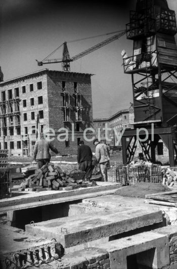 Budowa Osiedla Uroczego, w głębi zabudowa Osiedla Górali. Lata 50. XXw.

fot. Wiktor Pental/idealcity.pl



