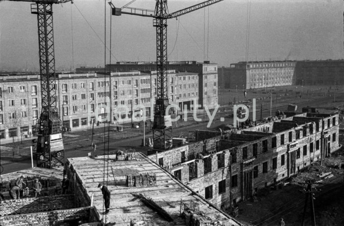 Widok od strony Os. Uroczego w stronę Osiedla Zielonego(na wprost) oraz Os. Górali(po lewej). Druga połowa lat 50. XXw.

fot. Henryk Makarewicz/idealcity.pl


