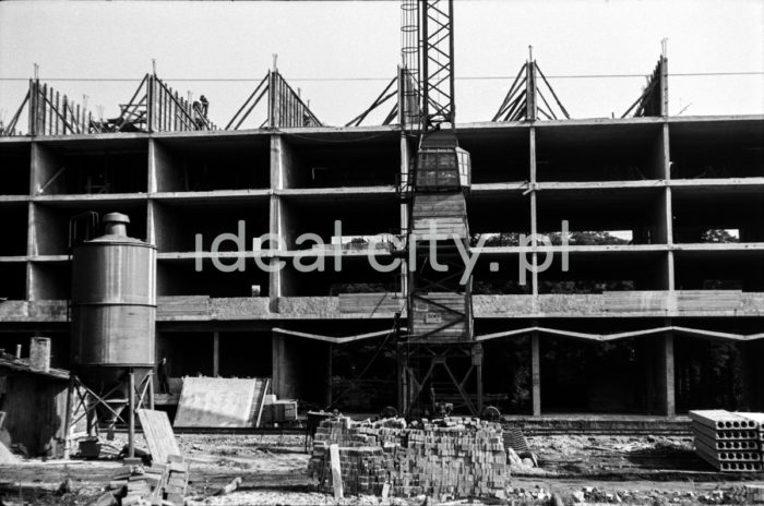 Budowa Hotelu Cracovia. Pierwsza połowa lat 60. XXw.

fot. Henryk Makarewicz/idealcity.pl

