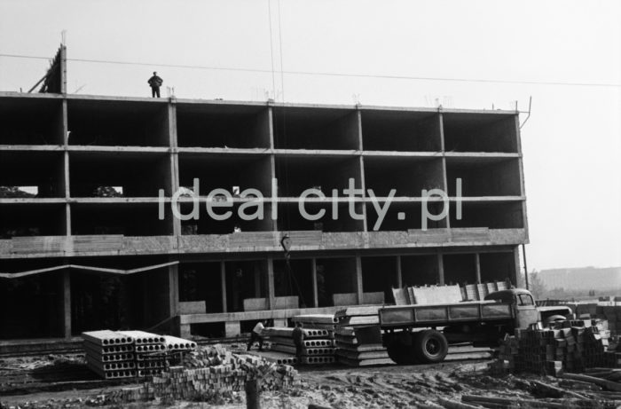 Construction of the Hotel Cracovia. First half of the 1960s.

Budowa Hotelu Cracovia. Pierwsza połowa lat 60. XX w.

Photo by Henryk Makarewicz/idealcity.pl

