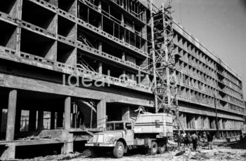 Budowa Hotelu Cracovia. Pierwsza połowa lat 60. XXw.

fot. Henryk Makarewicz/idealcity.pl

