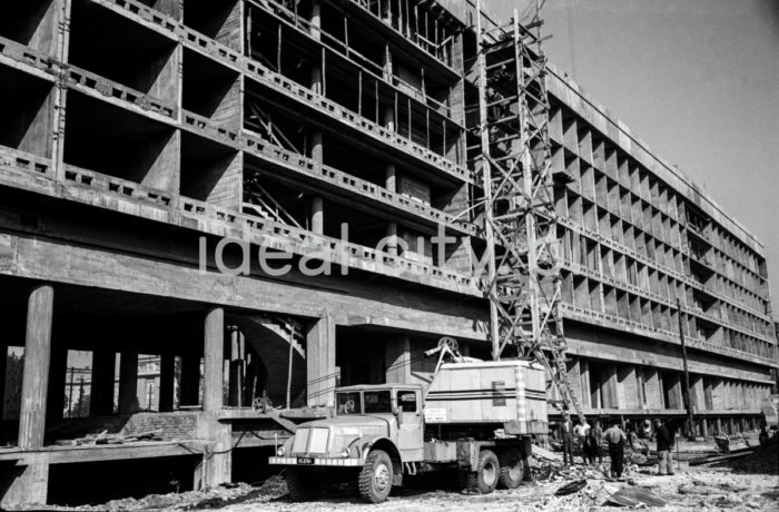 Construction of the Hotel Cracovia. First half of the 1960s.

Budowa Hotelu Cracovia. Pierwsza połowa lat 60. XX w.

Photo by Henryk Makarewicz/idealcity.pl

