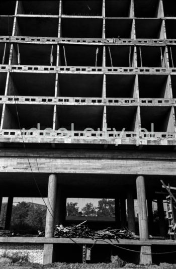 Budowa Hotelu Cracovia. Pierwsza połowa lat 60. XXw.

fot. Henryk Makarewicz/idealcity.pl

