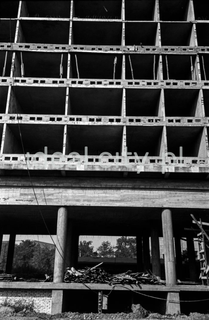 Construction of the Hotel Cracovia. First half of the 1960s.

Budowa Hotelu Cracovia. Pierwsza połowa lat 60. XX w.

Photo by Henryk Makarewicz/idealcity.pl

