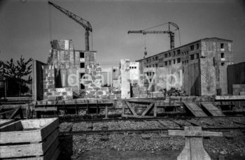 Budowa bloków na Osiedlu Ugorek w Krakowie. Lata 60. XXw.

fot. Henryk Makarewicz/idealcity.pl


