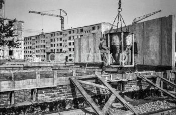 Budowa bloków na Osiedlu Ugorek w Krakowie. Lata 60. XXw.

fot. Henryk Makarewicz/idealcity.pl



