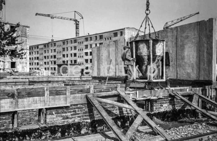 A construction site on the Ugorek Estate in Kraków. 1960s. 

Budowa bloków na Osiedlu Ugorek w Krakowie. Lata 60. XX w.

Photo by Henryk Makarewicz/idealcity.pl



