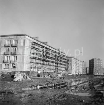 Bloki mieszkalne na osiedlu B-33 (Słoneczne), po prawej stronie widoczny dom mieszkalny, tzw. „wysokościowiec” na osiedlu B-32 (Szklane Domy), lata 50.

 fot. Wiktor Pental/idealcity.pl
