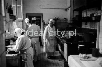 Zaplecze kuchenne jednej z nowohuckich restauracji. Lata 60. XXw.

fot. Henryk Makarewicz/idealcity.pl


