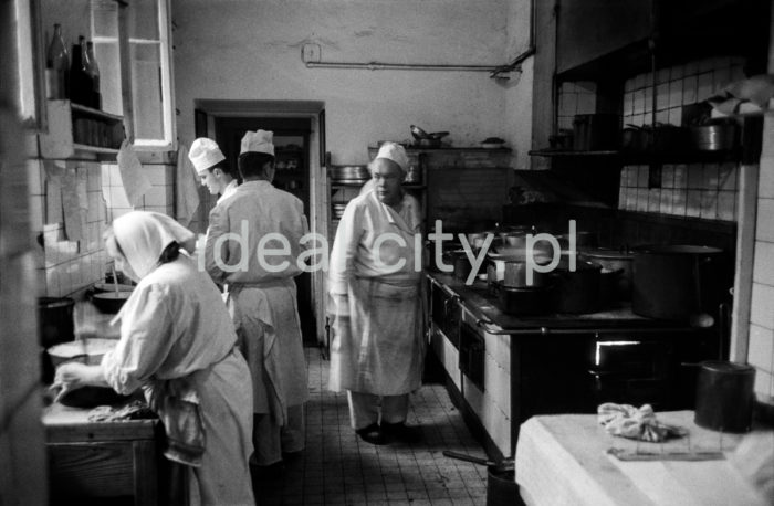 The kitchen of a restaurant in Nowa Huta. 1960s.

Zaplecze kuchenne jednej z nowohuckich restauracji. Lata 60. XX w.

Photo by Henryk Makarewicz/idealcity.pl


