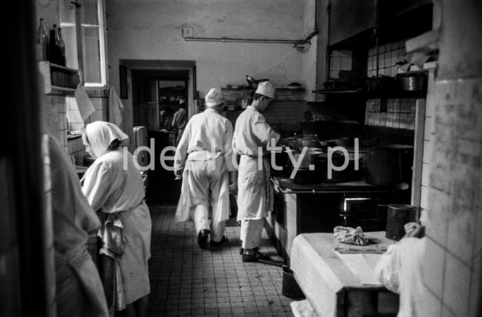The kitchen of a restaurant in Nowa Huta. 1960s.

Na zapleczu nowohuckiej restauracji. Lata 60. XX w.

Photo by Henryk Makarewicz/idealcity.pl


