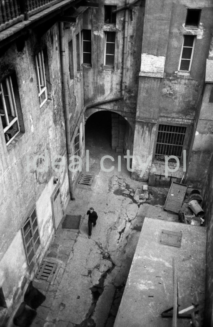 The courtyard of a tenement in the Old Town, Kraków. 1960s.

Podwórko kamienicy na Starym Mieście w Krakowie. Lata 60. XX w.

Photo by Henryk Makarewicz/idealcity.pl




