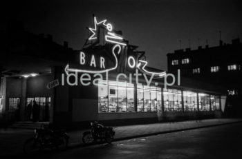 Bar mleczny Smok. Powstał na początku lat 60. w pobliżu placu dawnego krakowskiego dworca PKS. Najbardziej charakterystycznym elementem baru był duży neon (długości 15 m i wysokości 6m). Za jego projektanta uważano prof. ASP Adama Marczyńskiego. Kraków, lata 60.

fot. Henryk Makarewicz/idealcity.pl


