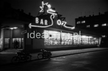 Bar mleczny Smok. Powstał na początku lat 60. w pobliżu placu dawnego krakowskiego dworca PKS. Najbardziej charakterystycznym elementem baru był duży neon (długości 15 m i wysokości 6m). Za jego projektanta uważano prof. ASP Adama Marczyńskiego. Kraków, lata 60.

fot. Henryk Makarewicz/idealcity.pl


